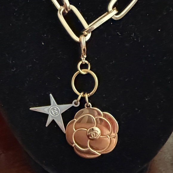 New CHANEL Limited Edition Camellia OR Star Charm on Clover 16” paperclip chain - Picture 3 of 12
